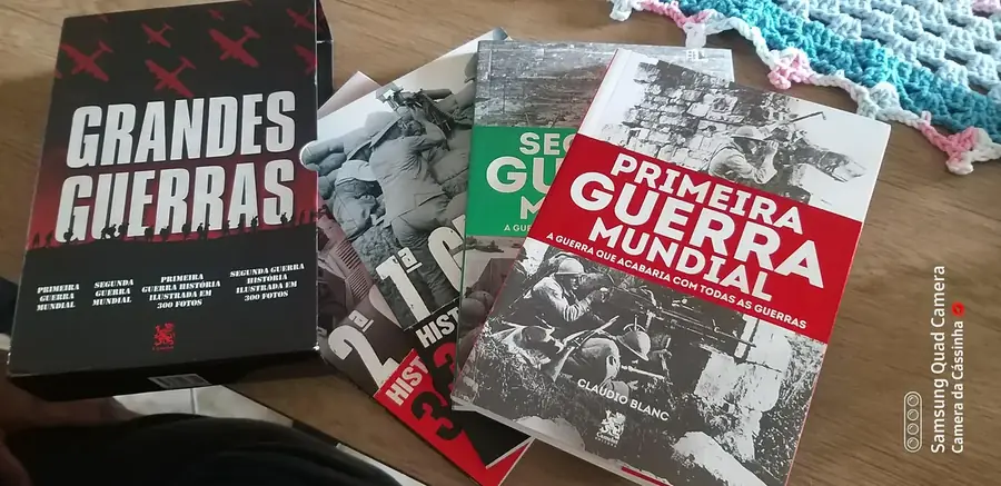 Foto de cliente com o box e os livros da coleção recebidos em casa