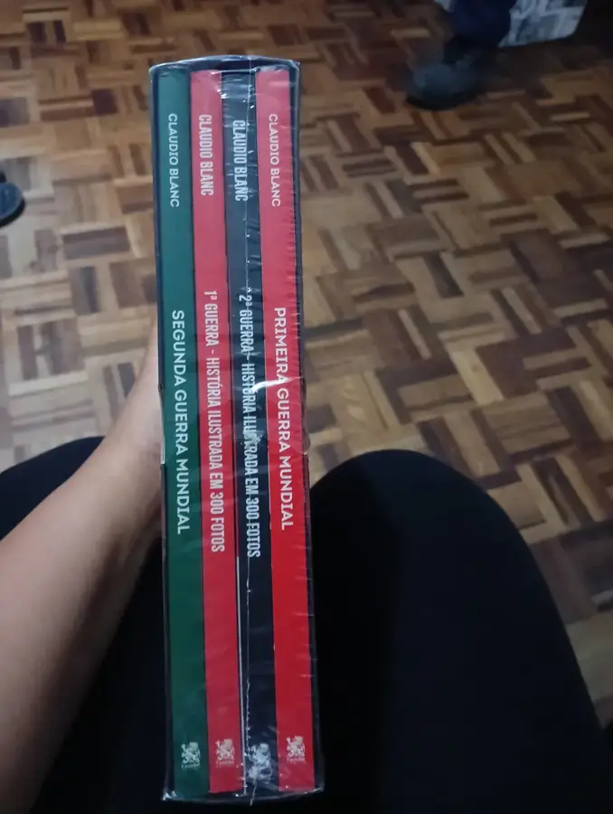 Foto de cliente mostrando o box lacrado com as lombadas dos 4 livros