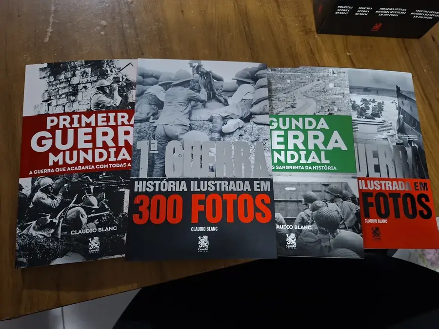 Foto de cliente com os quatro livros da coleção abertos sobre a mesa