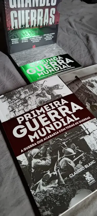 Foto de cliente com o box e os volumes Primeira e Segunda Guerra Mundial