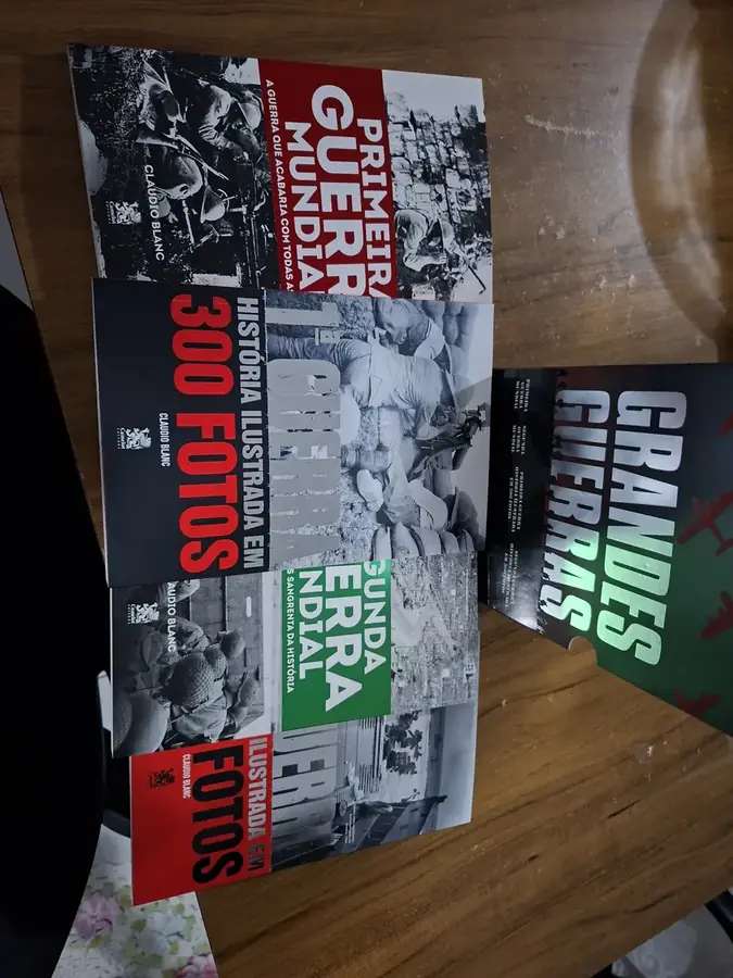 Foto de cliente com os volumes ilustrados em 300 fotos da coleção